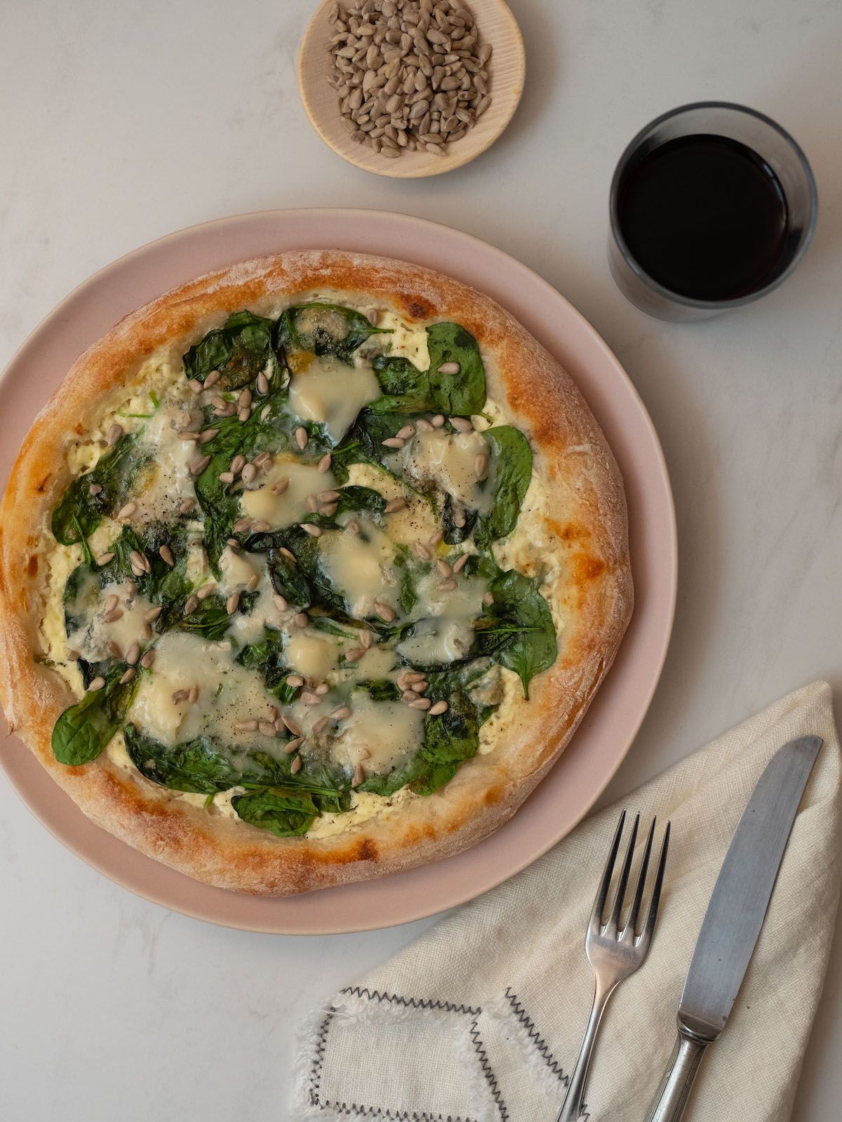 Rezept: Spinat-Pizza mit Gorgonzola und Sonnenblumenkernen | ABOUT FUEL