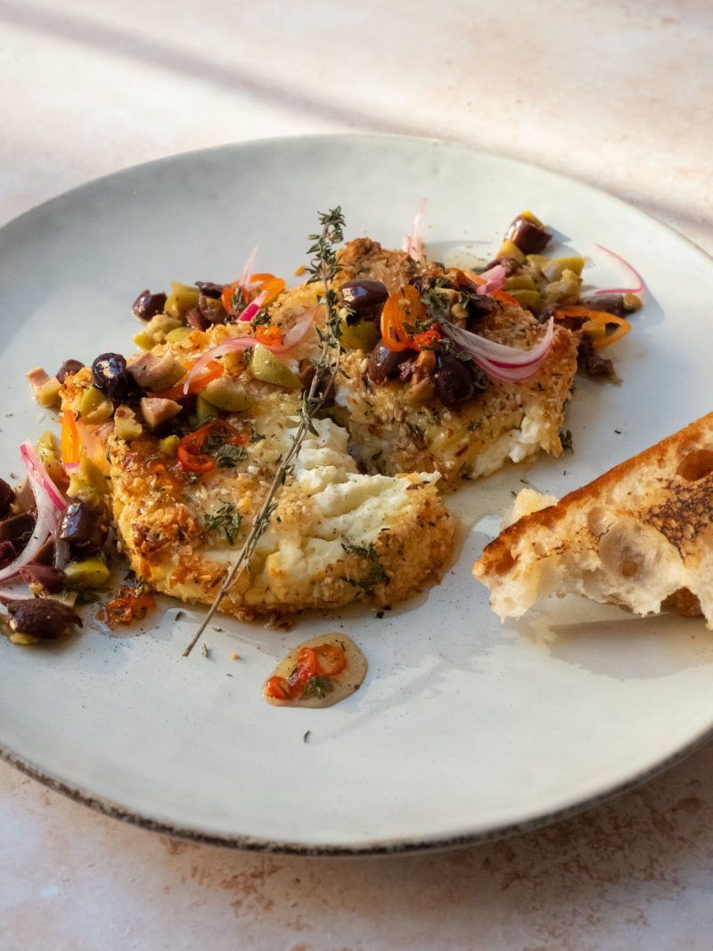 Rezept: Panierter Feta mit Oliven und Thymian-Honig - ABOUT FUEL