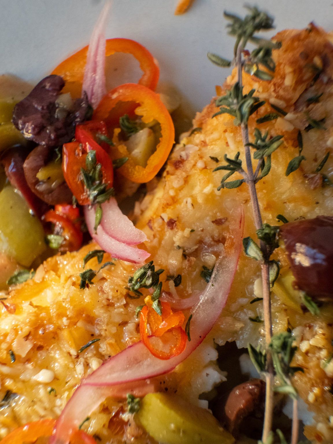 Rezept: Panierter Feta mit Oliven und Thymian-Honig - ABOUT FUEL