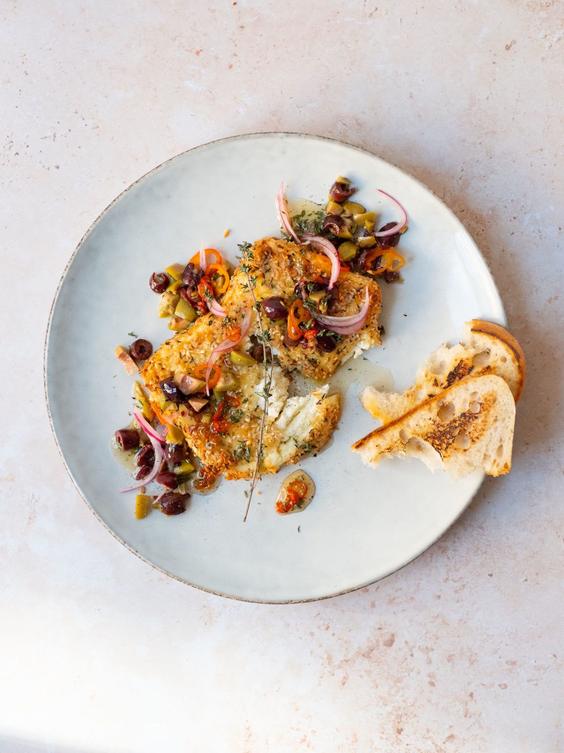 Rezept: Panierter Feta mit Oliven und Thymian-Honig - ABOUT FUEL