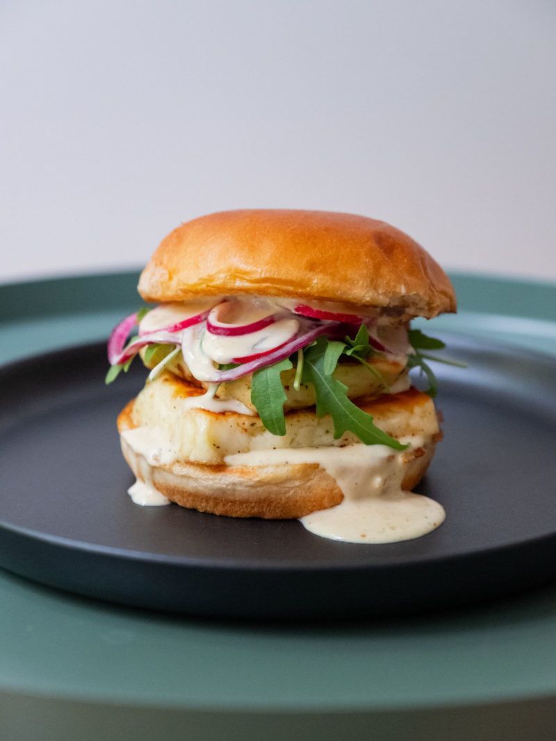 Rezept: Halloumi-Burger mit Senf-Honig-Soße und eingelegten Zwiebeln ...