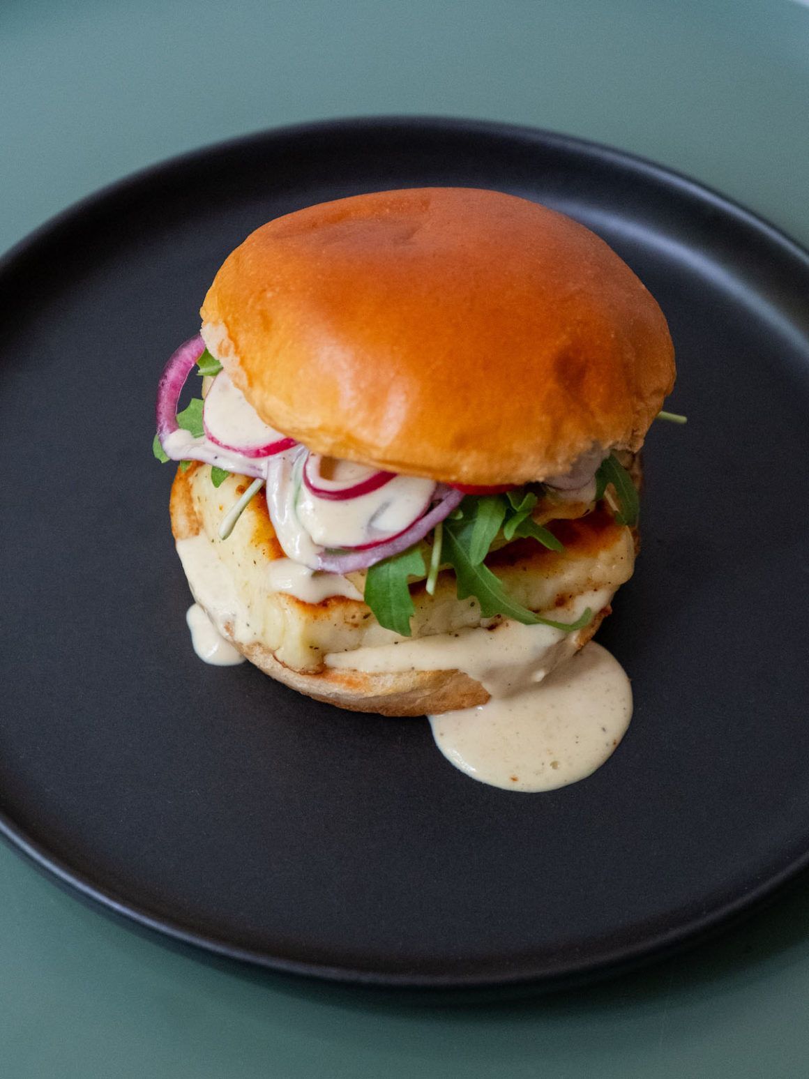 Rezept: Halloumi-Burger mit Senf-Honig-Soße und eingelegten Zwiebeln ...