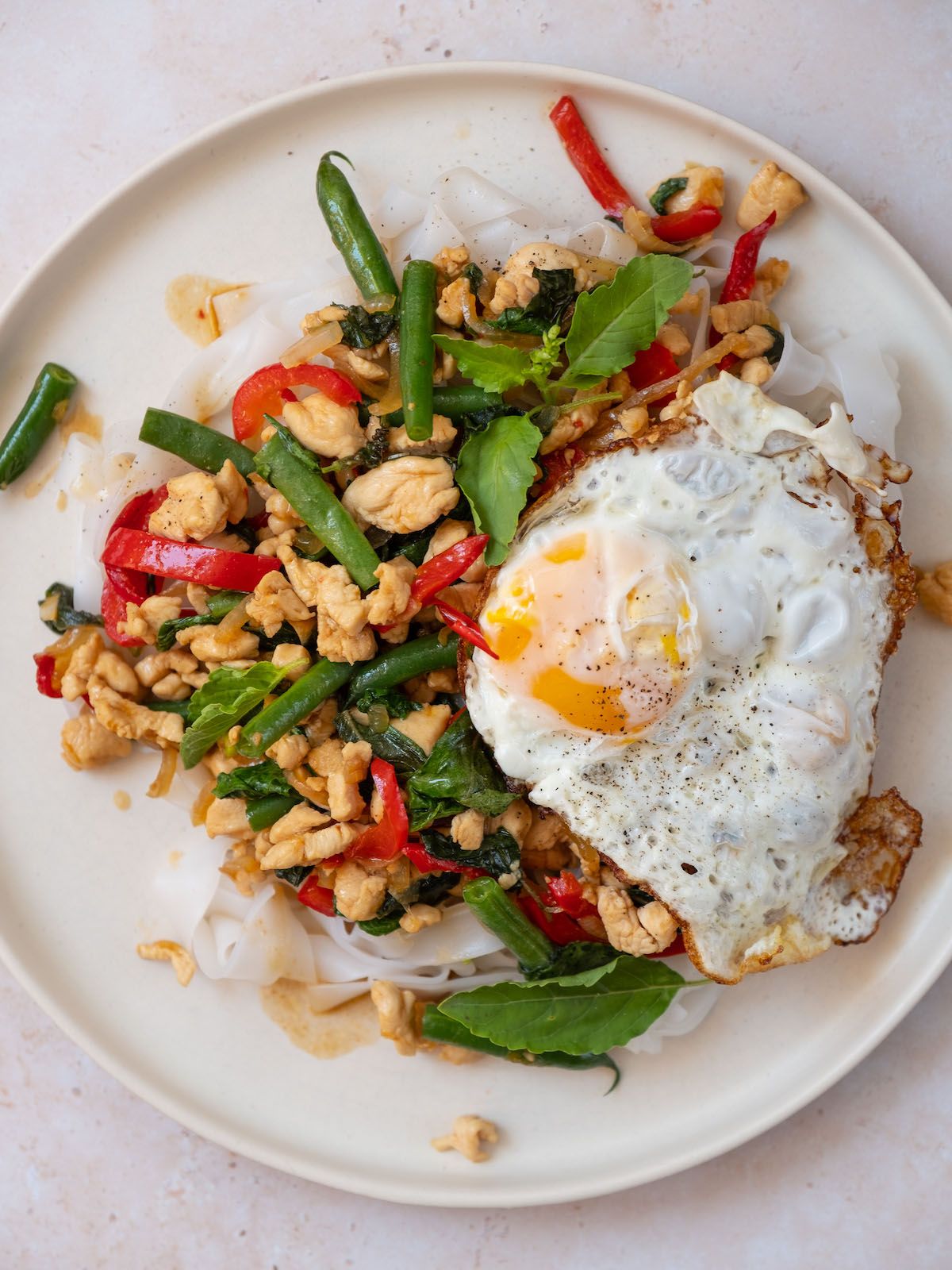 Hühnchen Pad Krapao mit Spiegelei auf Reisnudeln