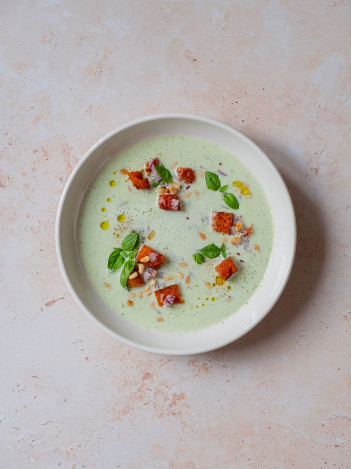Rezept: Buttermilch-Mandel-Basilikum-Gazpacho mit Tomaten Croutons und ...