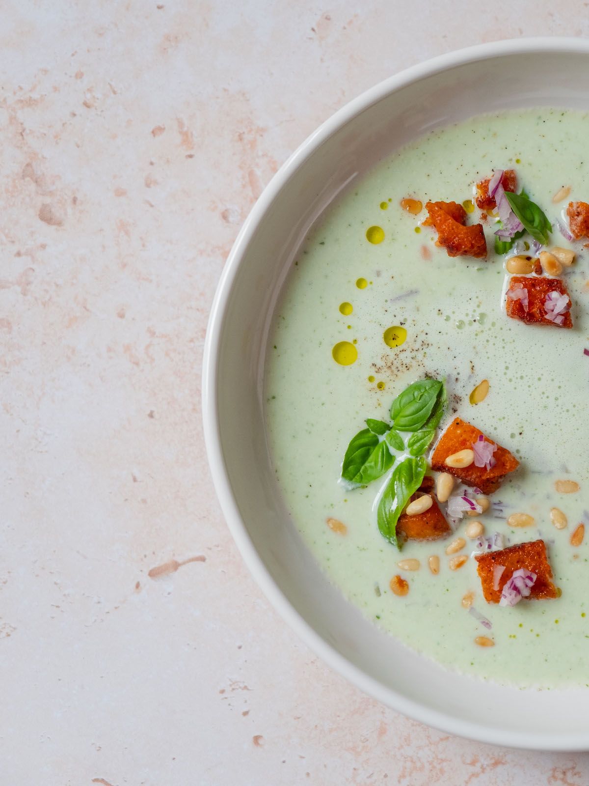 Rezept: Buttermilch-Mandel-Basilikum-Gazpacho mit Tomaten Croutons und ...