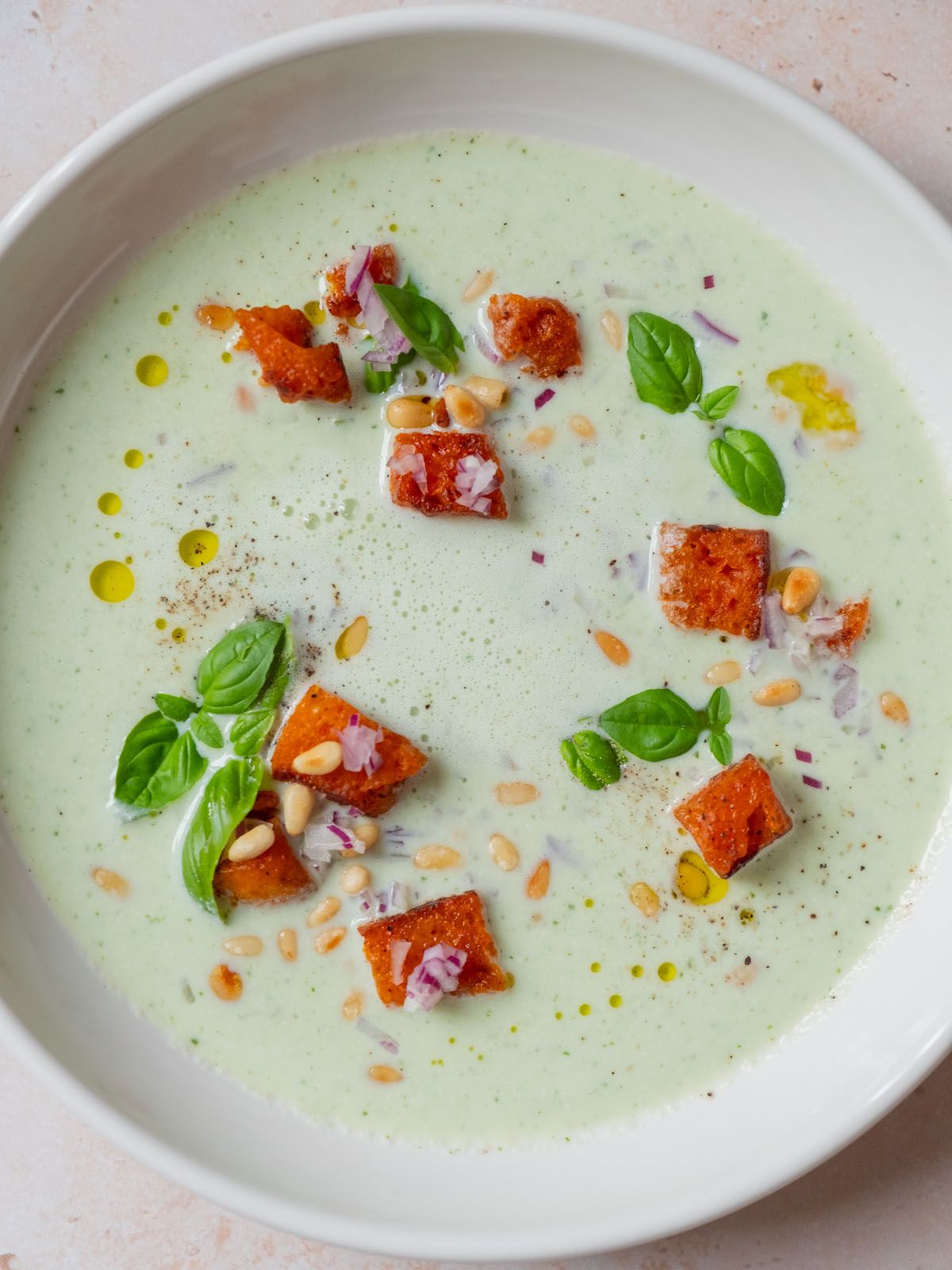 Rezept: Buttermilch-Mandel-Basilikum-Gazpacho mit Tomaten Croutons und ...