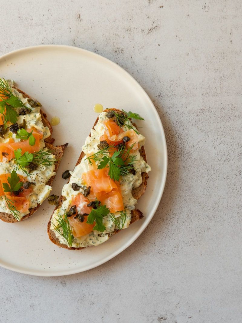 Rezept: Eiersalat Sandwich mit Räucherlachs und frittierten Kapern ...