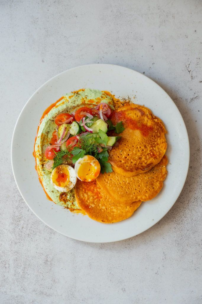 Kichererbsenpfannkuchen mit Feta-Kräutercreme und Tomaten Gurkensalat ...