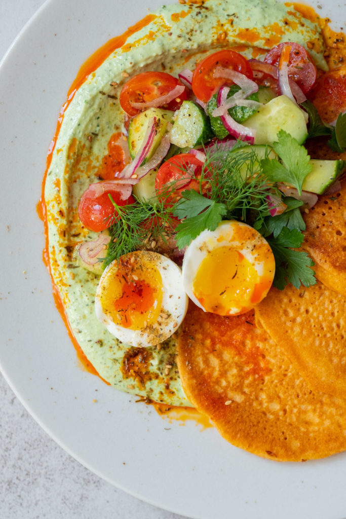 Kichererbsenpfannkuchen mit Feta-Kräutercreme und Tomaten Gurkensalat ...