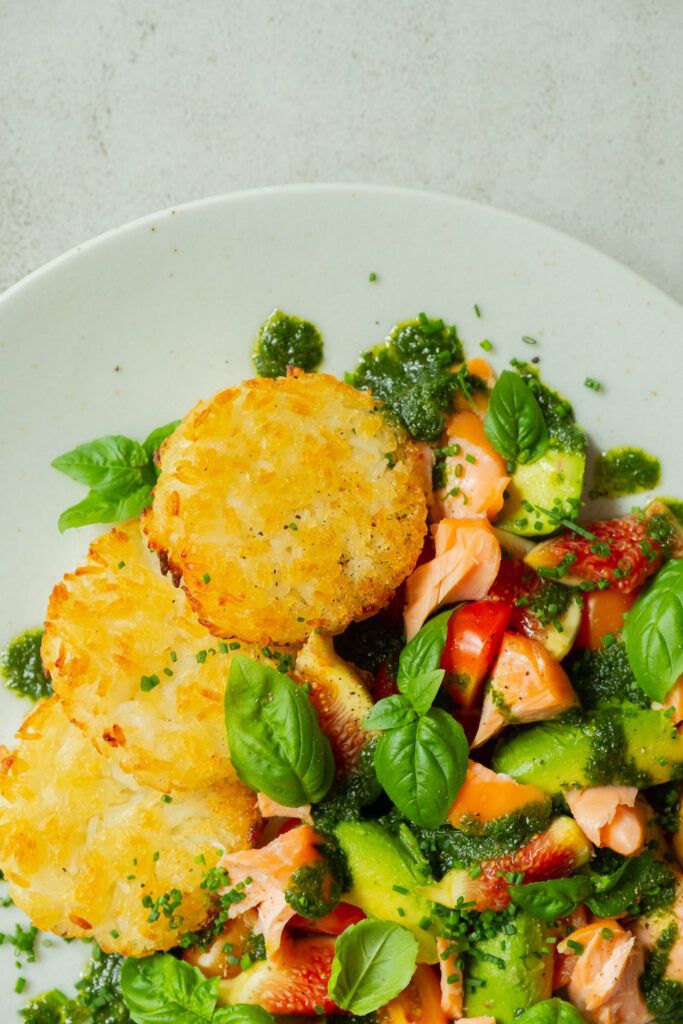 Reistaler mit Stremellachs, Feigen-Tomaten-Avocado Salat und Basilkumöl ...