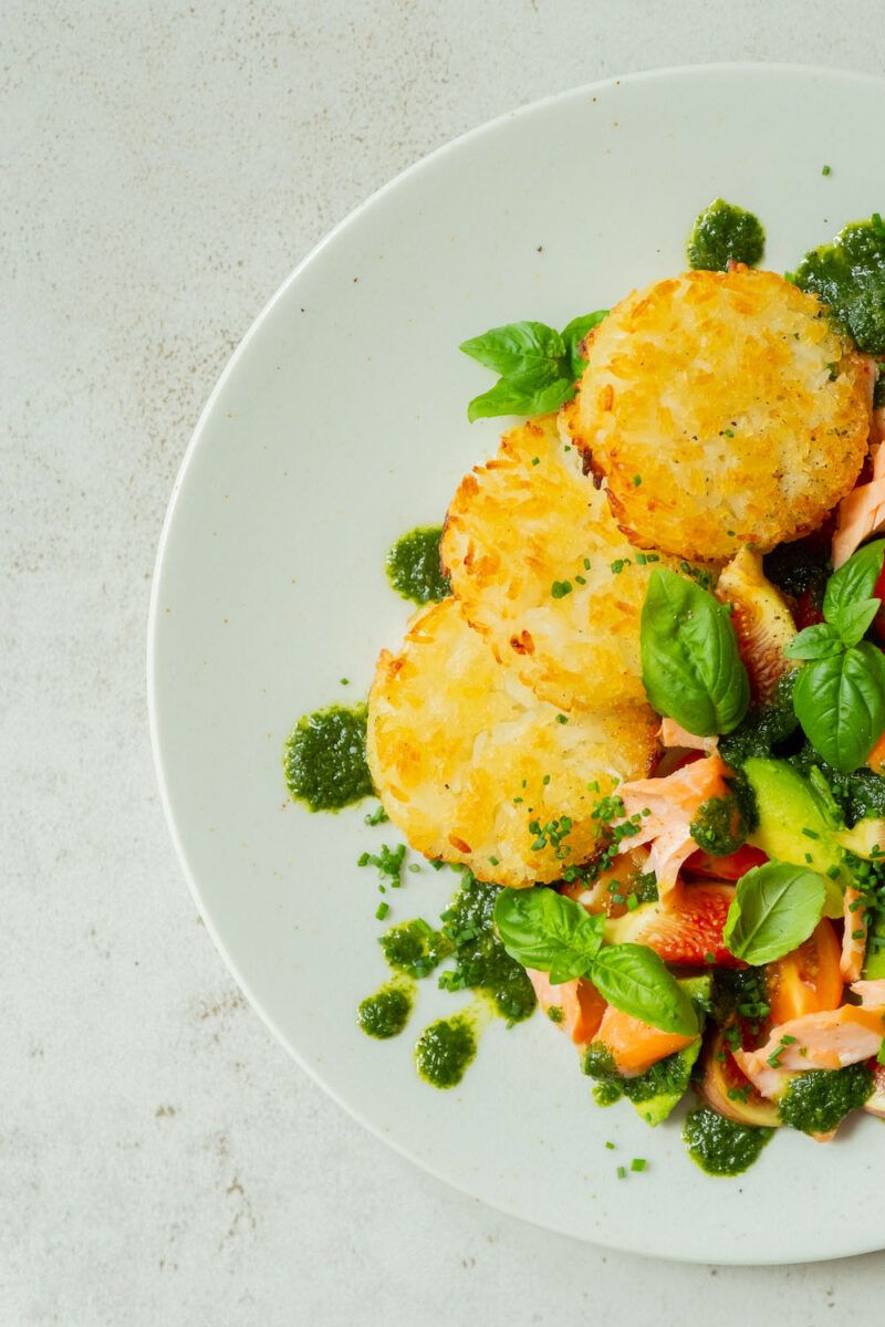 Reistaler mit Stremellachs, Feigen-Tomaten-Avocado Salat und Basilkumöl ...