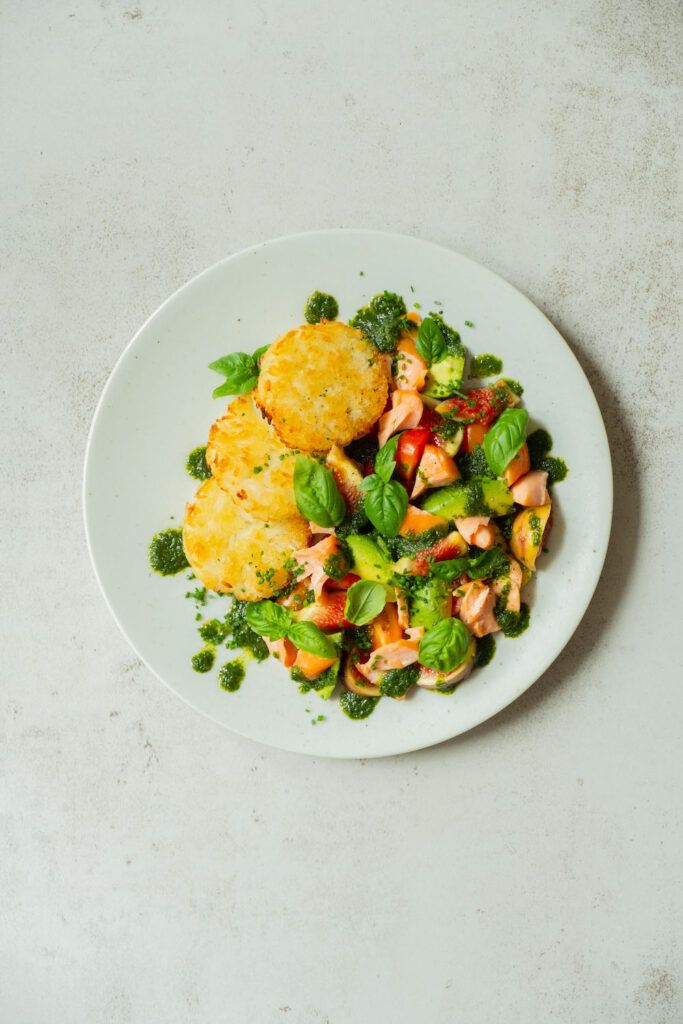 Reistaler mit Stremellachs, Feigen-Tomaten-Avocado Salat und Basilkumöl ...