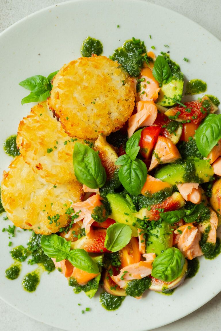 Reistaler mit Stremellachs, Feigen-Tomaten-Avocado Salat und Basilkumöl ...