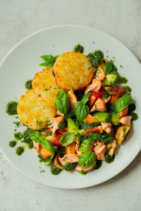 Reistaler mit Stremellachs, Feigen-Tomaten-Avocado Salat und Basilkumöl ...